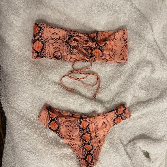 Bikini - Picture 2 of 2